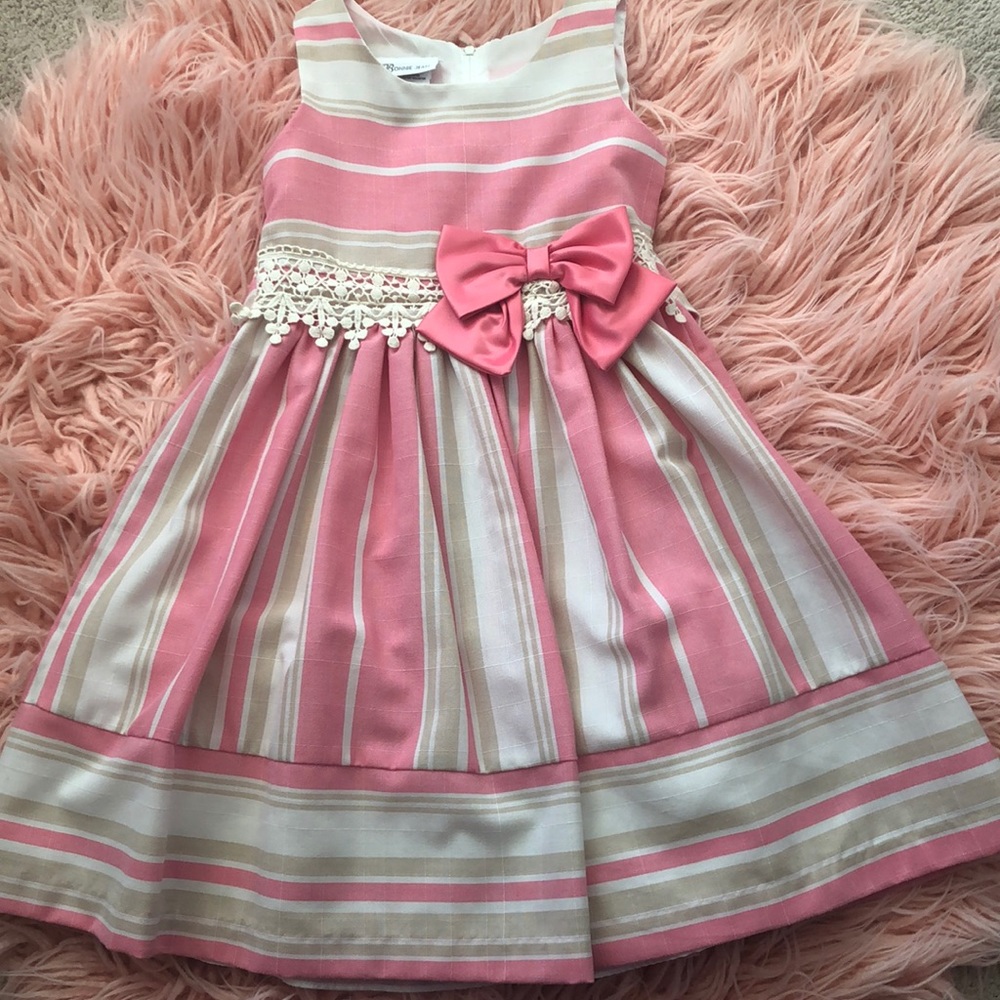 Beautiful girls dress 🐰